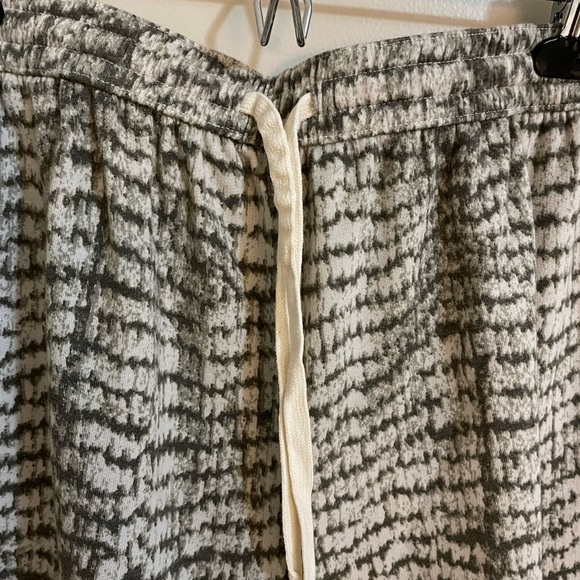 DRESS Forum Drawstring Animal Print Dual Pocket Lounge Shorts, Size L - Picture 4 of 8